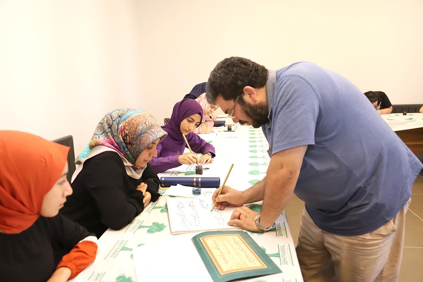 "Hüsn-i hat, Kur'an-ı Kerim’i en güzel şekilde yazma sanatıdır" "Hüsn-i hat, Kur'an-ı Kerim’i en güzel şekilde yazma sanatıdır"